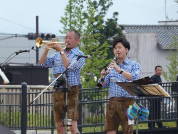 ドイツ・アルプス地方のゆかいな音楽家族、友達みんなでもりあがろう！！のハイライト画像