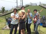 ミセスかな子とアニメイツ：飯田かな子（ヴォーカル）、名倉学（ピアノ）、稲田修平（ギター）、尾崎 薫（ベース）、Mr. ベム（ドラム）